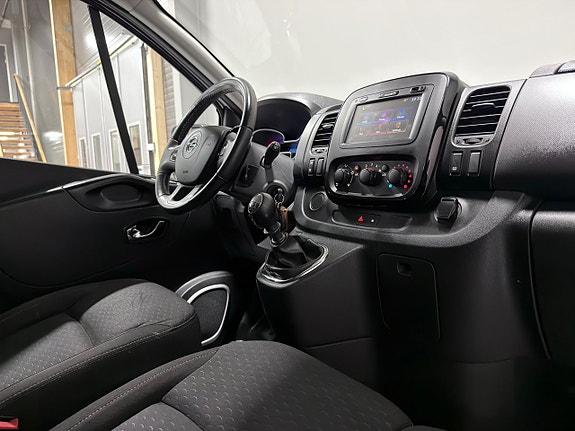 Opel Vivaro 24 of 28