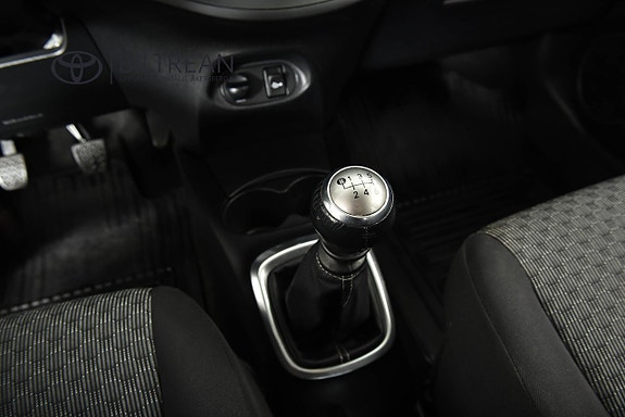 Toyota Yaris 10 of 13