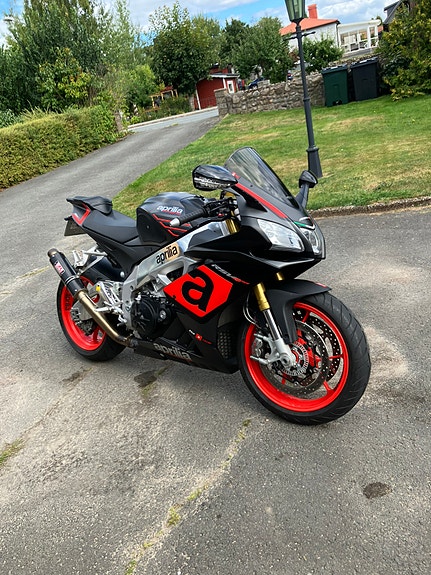 Aprilia RSV4 1000 RR 2 of 3