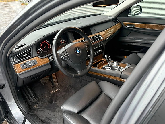 BMW 750i 13 of 14