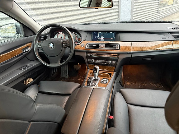 BMW 750i 6 of 14