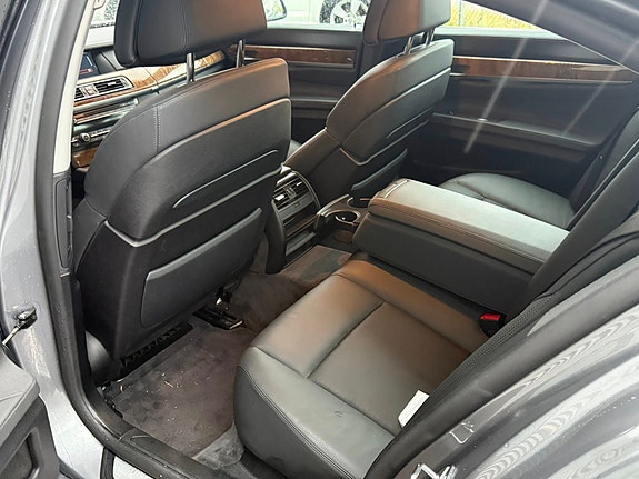 BMW 750i 12 of 14
