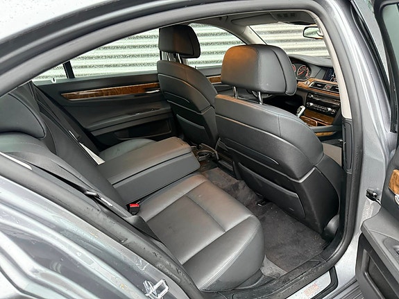 BMW 750i 14 of 14
