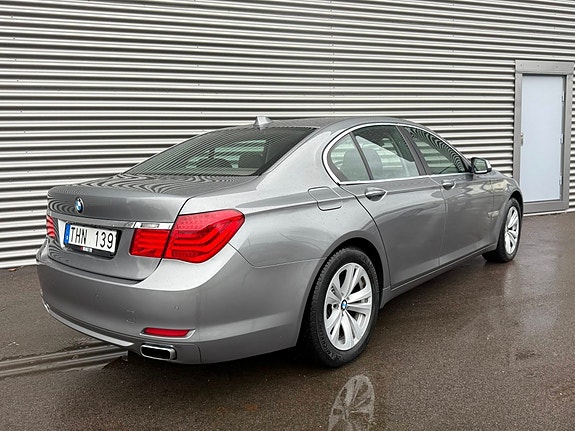 BMW 750i 4 of 14