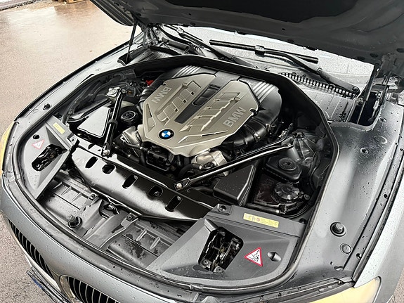BMW 750i 8 of 14