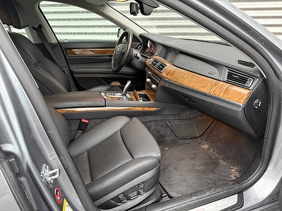 BMW 750i 5 of 14