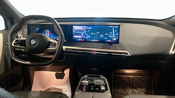 BMW iX 4 of 13