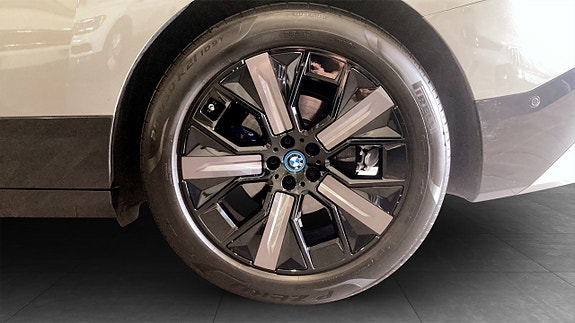 BMW iX 9 of 13
