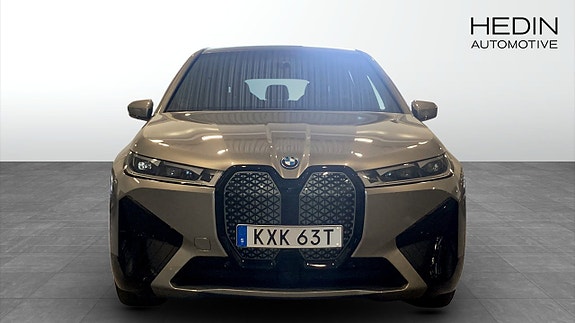 BMW iX 8 of 13