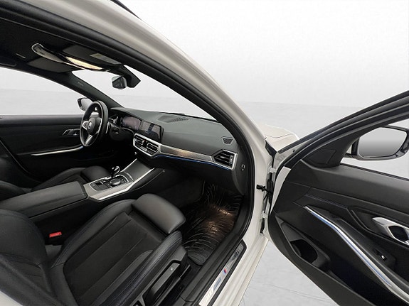 BMW 330e 27 of 30