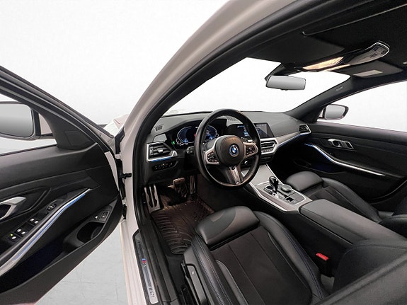 BMW 330e 11 of 30