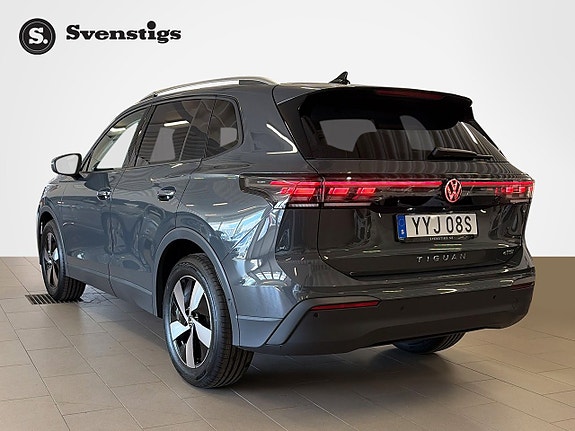 Volkswagen Tiguan 3 of 12