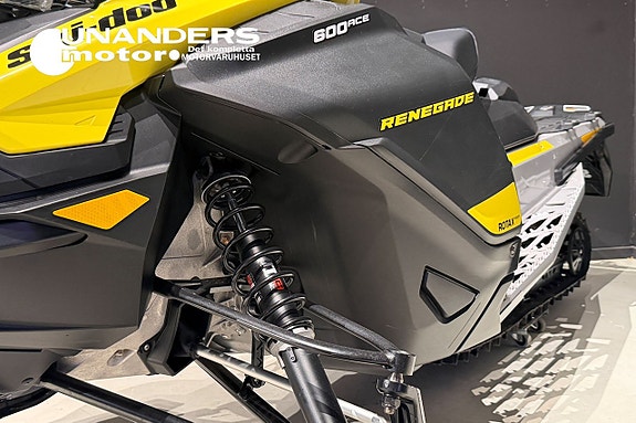 Ski-Doo Renegade Sport 600 ACE Nyservad 1 ägare 4-takt 7 of 9