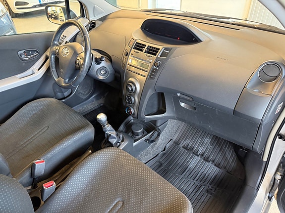 Toyota Yaris 18 of 27