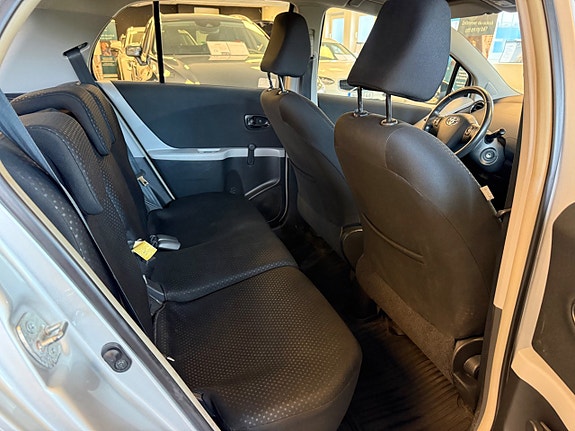 Toyota Yaris 17 of 27