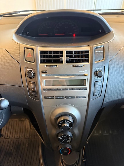 Toyota Yaris 22 of 27