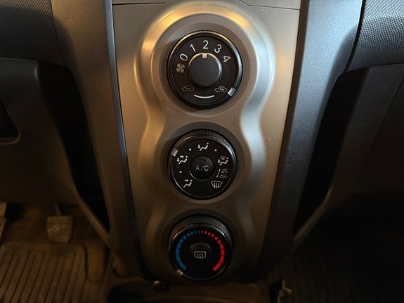 Toyota Yaris 23 of 27