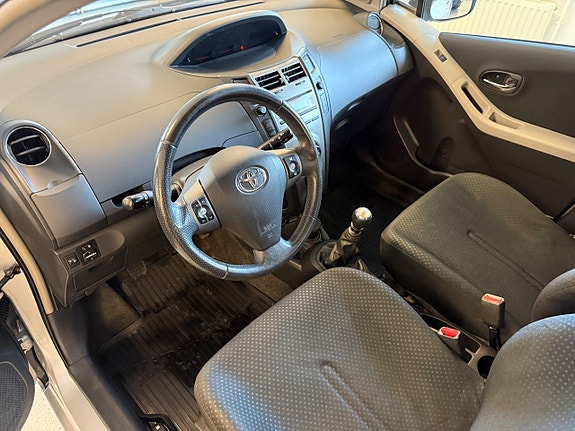Toyota Yaris 13 of 27