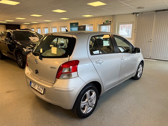 Toyota Yaris 10 of 27