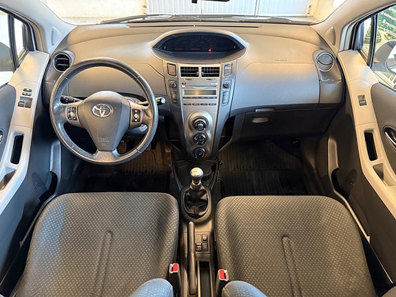 Toyota Yaris 12 of 27