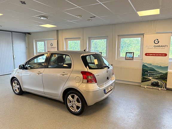 Toyota Yaris 8 of 27