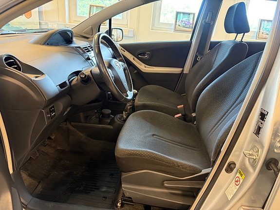 Toyota Yaris 14 of 27