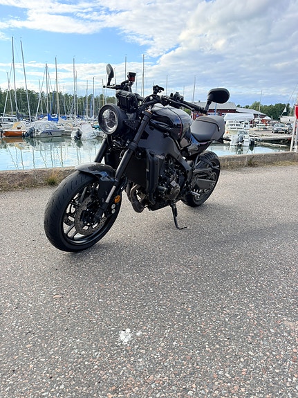 Yamaha XSR 900 2 of 4