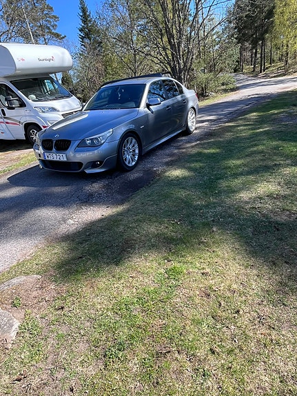 BMW 530i 3 of 11