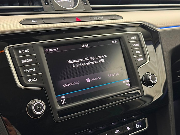 Volkswagen Passat 17 of 30