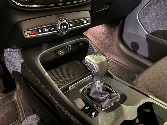 Volvo XC40 8 of 18