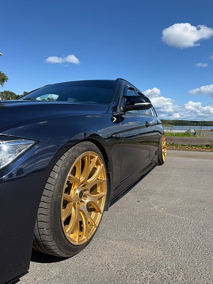 BMW 320d 2 of 15
