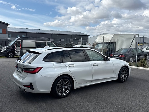 BMW 330e 5 of 17