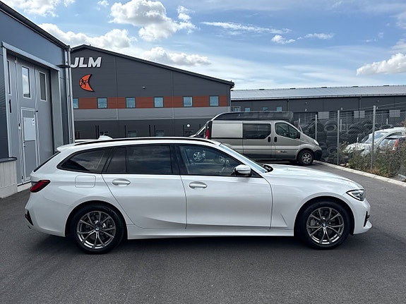 BMW 330e 4 of 17