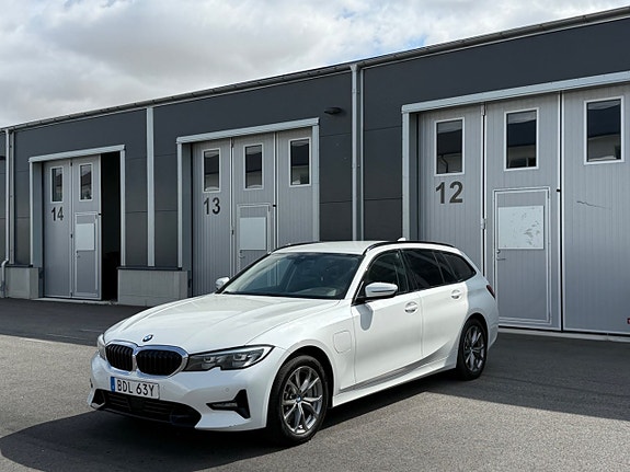 BMW 330e 8 of 17