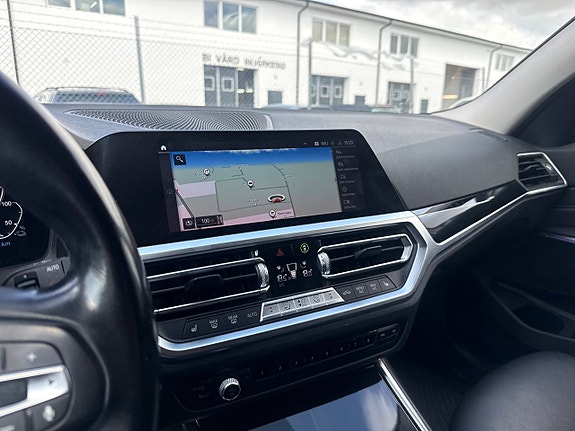 BMW 330e 13 of 17