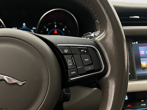 Jaguar XF 18 of 26
