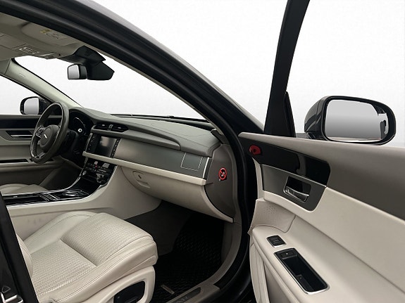 Jaguar XF 13 of 26
