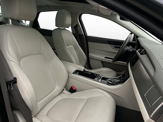 Jaguar XF 12 of 26