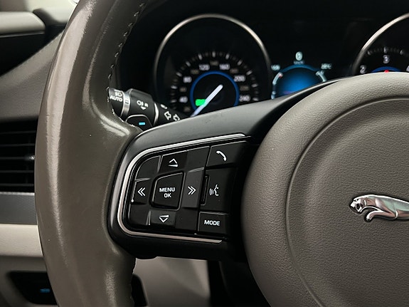 Jaguar XF 17 of 26