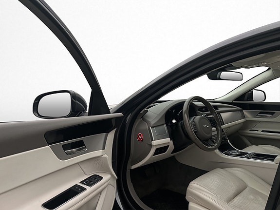 Jaguar XF 8 of 26