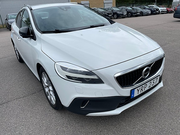 Volvo V40 Cross Country 2 of 5