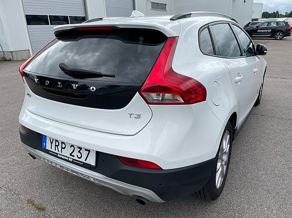 Volvo V40 Cross Country 3 of 5