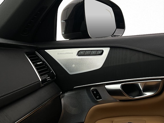Volvo XC90 30 of 30