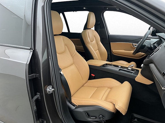 Volvo XC90 11 of 30