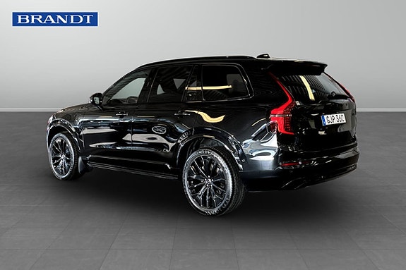Volvo XC90 2 of 9