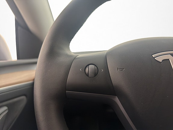 Tesla Model Y 16 of 30