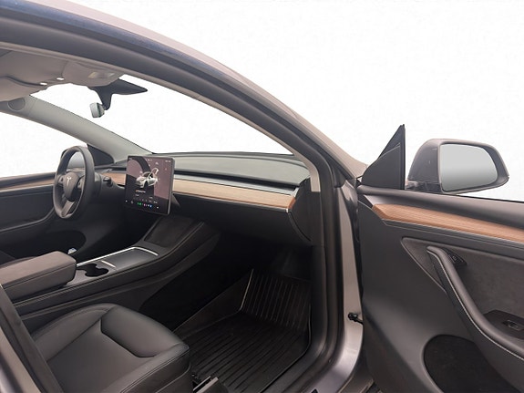 Tesla Model Y 28 of 30