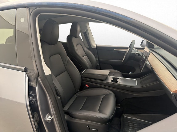 Tesla Model Y 27 of 30