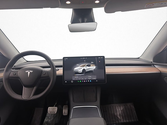 Tesla Model Y 14 of 30