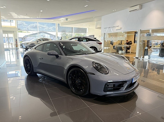 Porsche 911 Carrera GTS 9 of 20